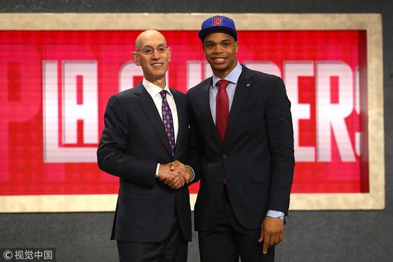 世体：巴萨查出约500起球迷倒卖对阵法兰克福门票的案件（世体：巴萨查处约500起球迷倒卖对法兰克福比赛门票案件）